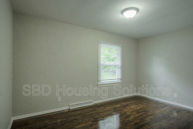 Building Photo - 10316 Crystal Ave