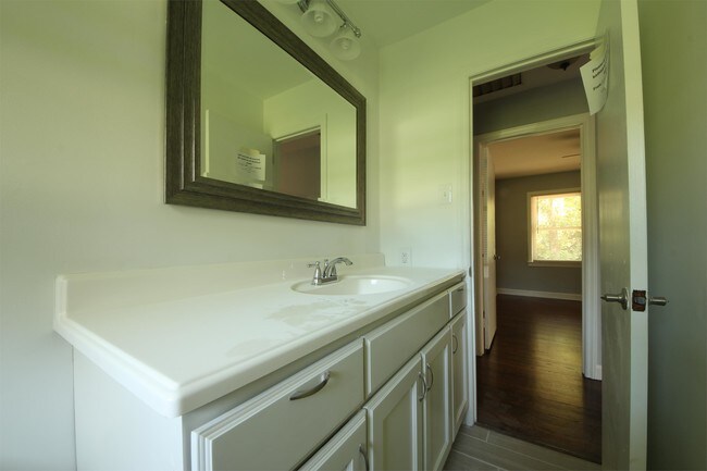 Building Photo - 3700 Crestridge Dr