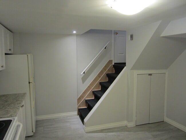 Photo du bâtiment - SPACIOUS 2-BEDROOM LEGAL APARTMENT FOR REN...