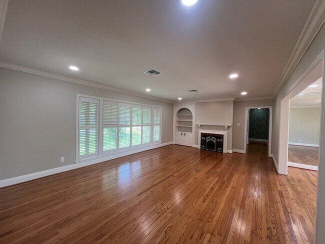 Foto del edificio - UPDATED HOME IN LAMAR PARK!!