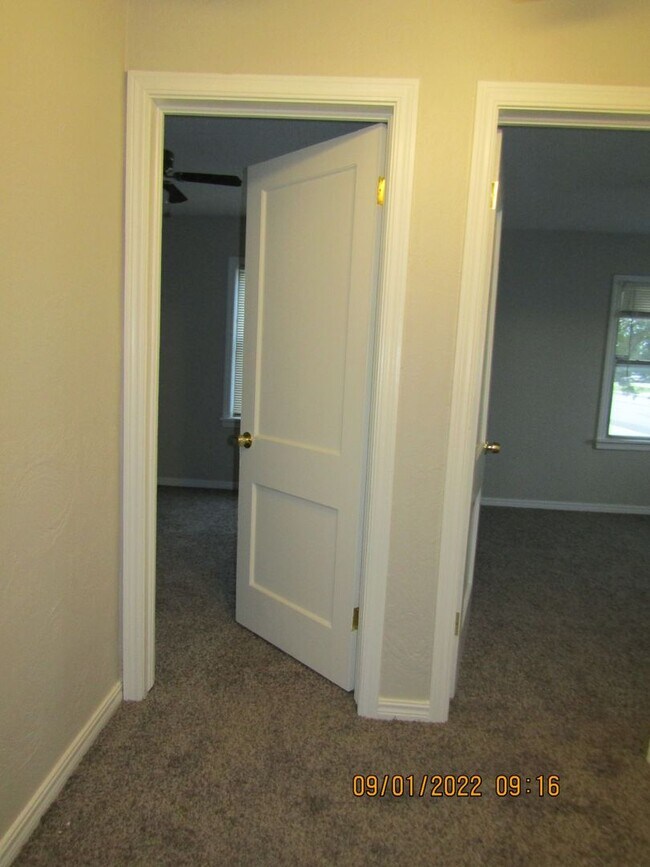 Building Photo - Very nice spacious home located in the Tom...