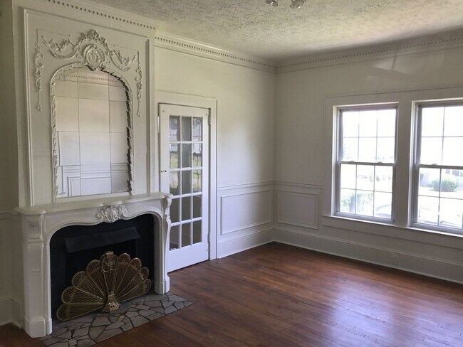 Building Photo - Beautiful Home Close to Downtown and ETSU