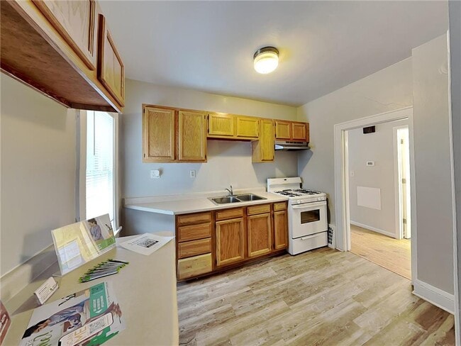 Building Photo - 1856 Clear Ave E