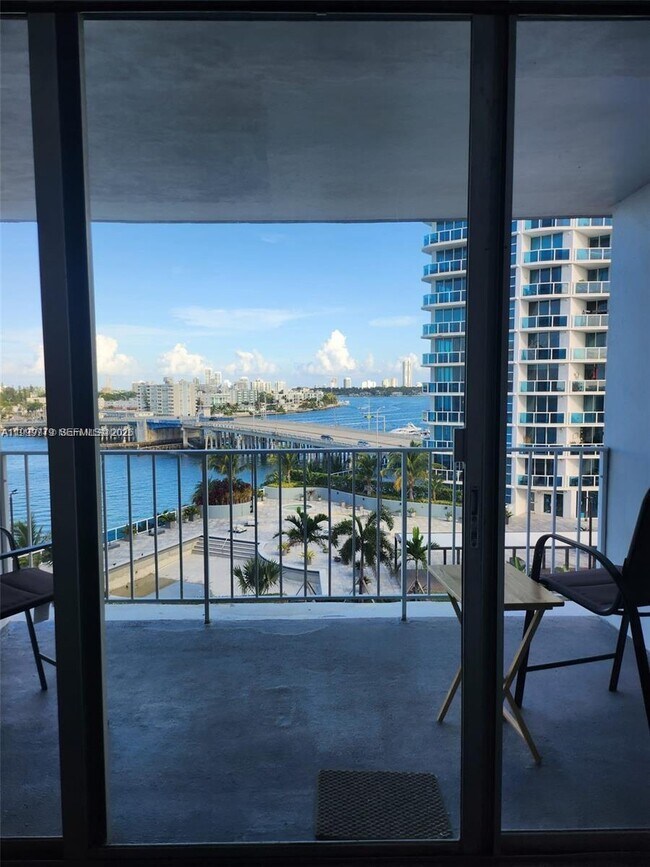 Foto del edificio - 1865 79th Street Causeway