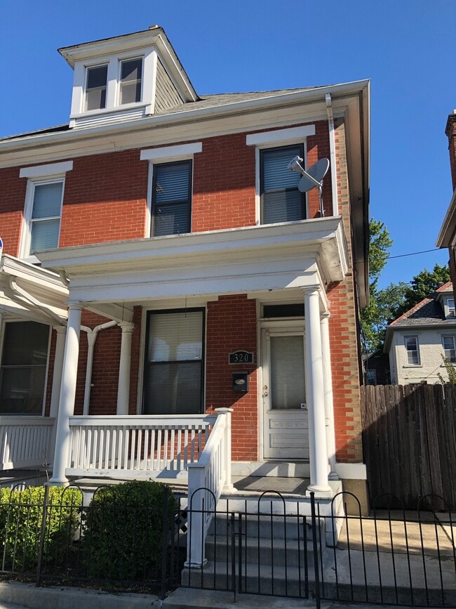 Building Photo - 320 E Whitter St