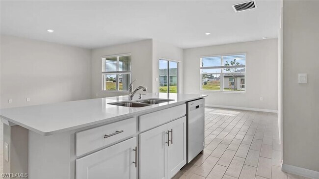 Foto del edificio - 424 Tropicana Pkwy E