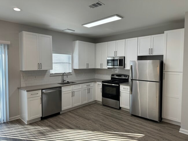 Building Photo - 126 Le Club Dr