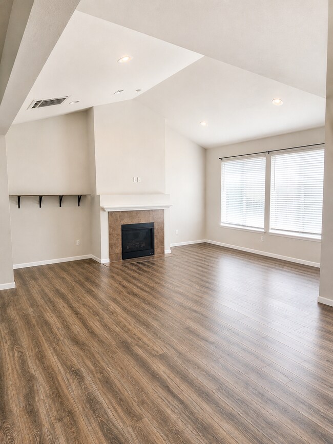 Building Photo - Beautiful 4 Bed + Bonus Room Home Near JBLM Pet Friendly