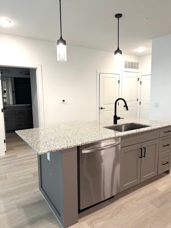 Building Photo - 16601 Braker Ln