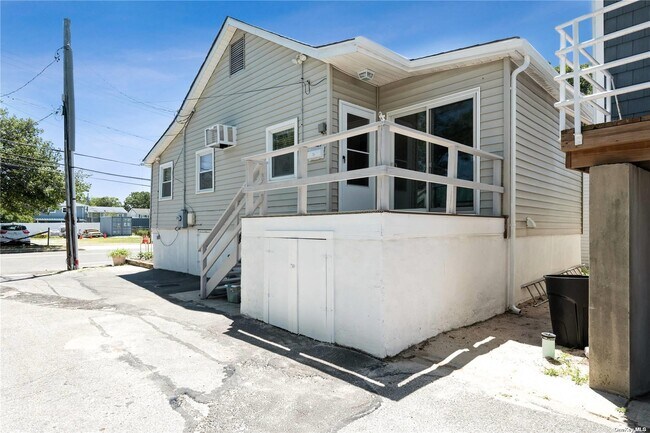 Building Photo - 425 Bayville Ave