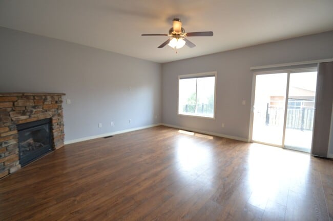 Building Photo - 5 Bed 3.5 Bath 3 Car Garage with AC