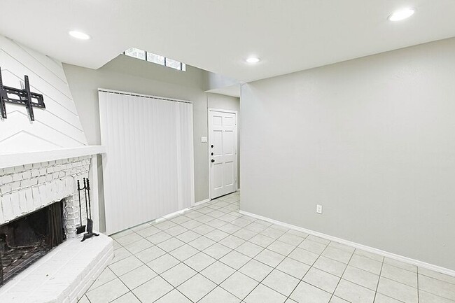 Building Photo - 889 Dublin Dr