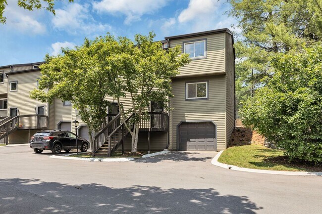 Building Photo - Beautiful Green Hills Townhome With Garage
