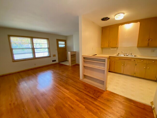 Studio wide angel - 4451 Bloomington Ave