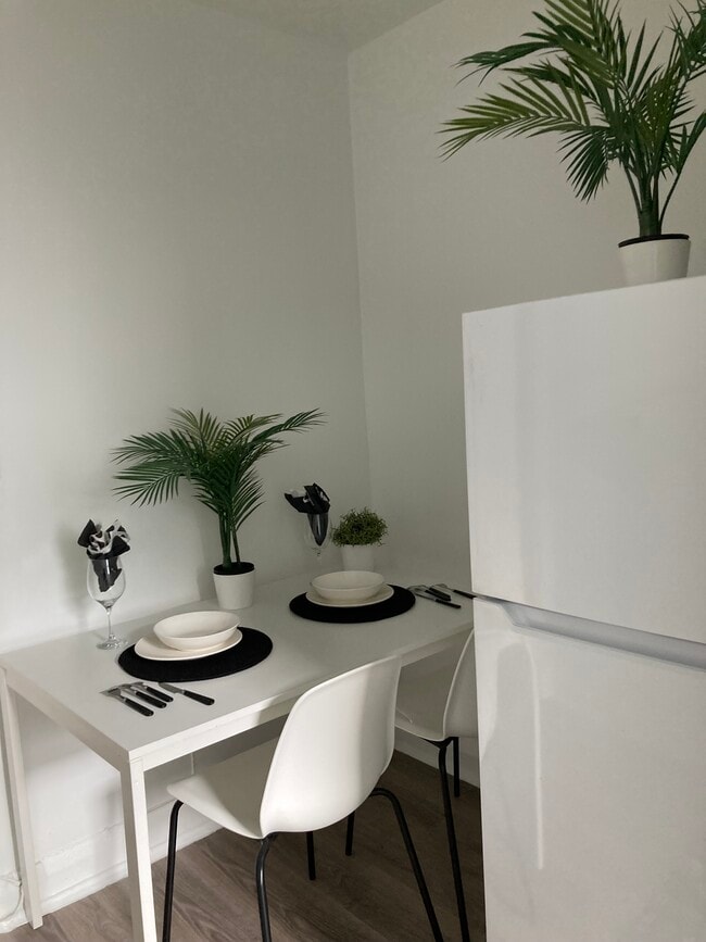 Building Photo - 1554-1574 Bathurst St