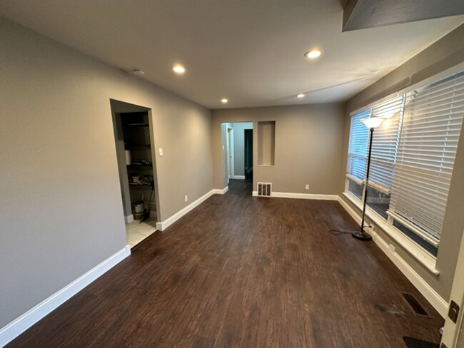 Building Photo - Adorable 3-Bedroom Home with Modern Comfor...