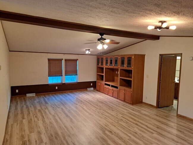 Building Photo - Ranch style 3 BR 2 BA