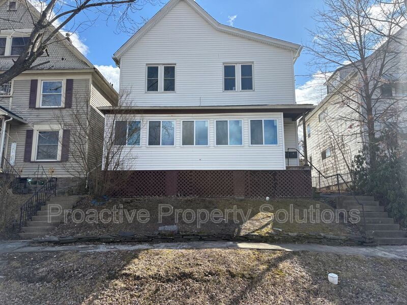 Foto principal - 1028 N Webster Ave
