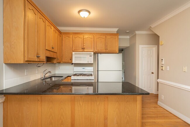 Building Photo - TH - End Unit Close to Downtown!  Just Pai...