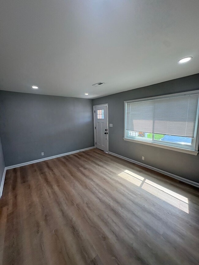 Building Photo - 123/125 Sequoia Drive