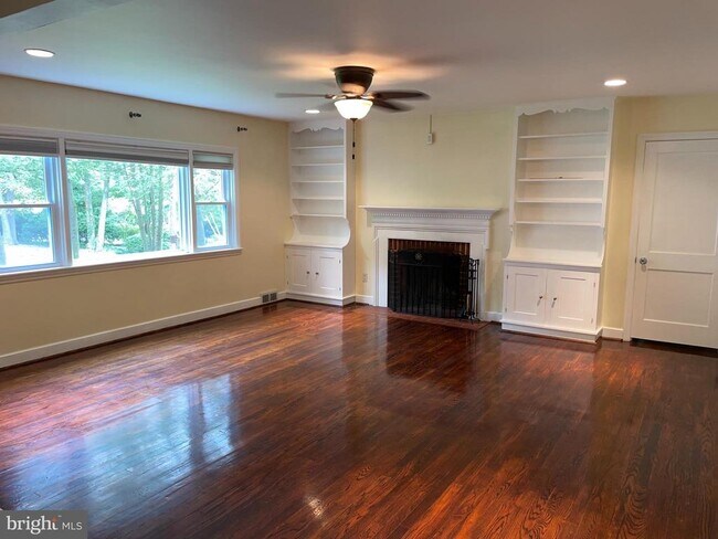 Foto del edificio - 245 W Chestnut Hill Rd