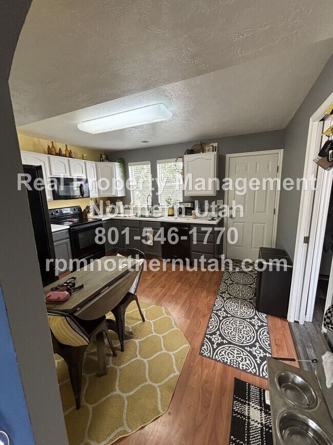 Foto del edificio - Charming 2-Story Home in the Heart of Clea...