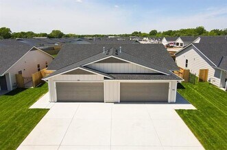 Building Photo - 548-550 W 50th Ct S