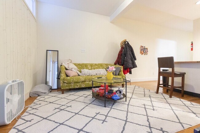 Foto del edificio - Brookline Boston University 3bed / 1bath On St Paul St Available 9/1/2026