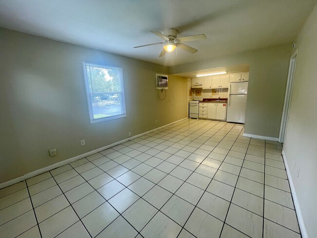 Foto del edificio - Conveniently Located 1 Bedroom, 1 Bath Apa...