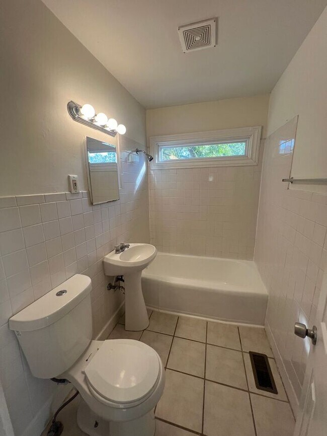 Building Photo - Cozy 2 Bedroom Home with Large Backyard