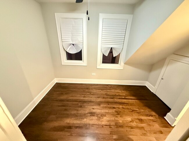 Foto del edificio - 5942 W Eastwood Ave