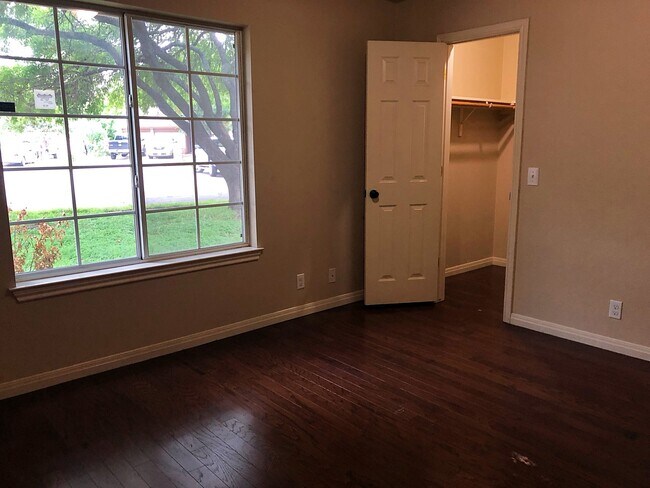 Building Photo - Great 3/2 in Round Rock with no back Neigh...