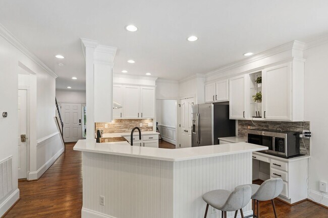 Foto del edificio - Stunning 5 Bedroom, 4 Bathroom Home in Raleigh — Available Late August