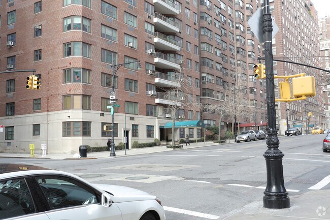 Building Photo - 36 Sutton Pl S