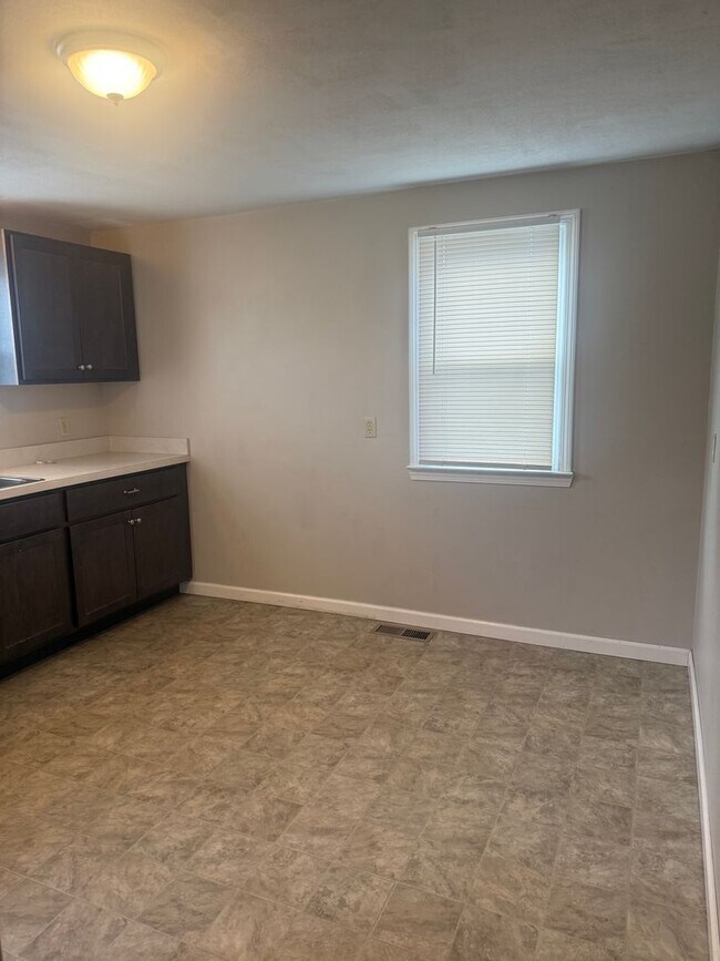 Foto del edificio - 3-4 Bedroom 1 Bath cape with garage in Liverpool Schools