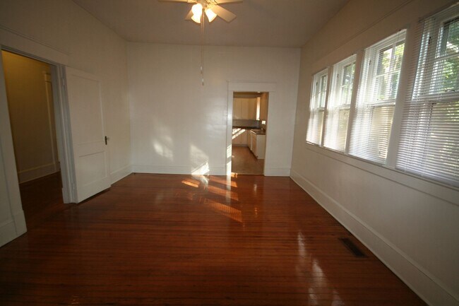 Building Photo - Spacious 3 Bedroom 2 Bath Trinity Park Hou...