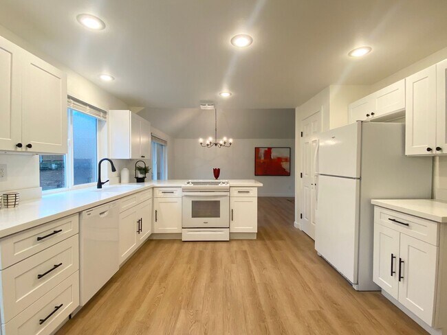 Foto del edificio - FULLY UPDATED Auburn home near Thomas Jefferson HS