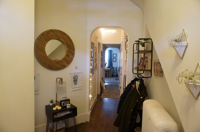 Foto del edificio - Large 1 bed unit on a tiny side street nea...