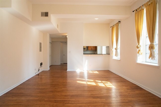 Building Photo - 341 Monmouth St