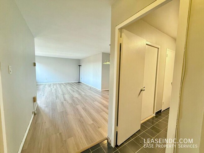 Foto del edificio - 4000 Tunlaw Rd NW