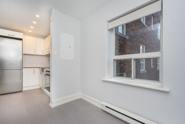 Photo du bâtiment - 110 Oriole Pkwy