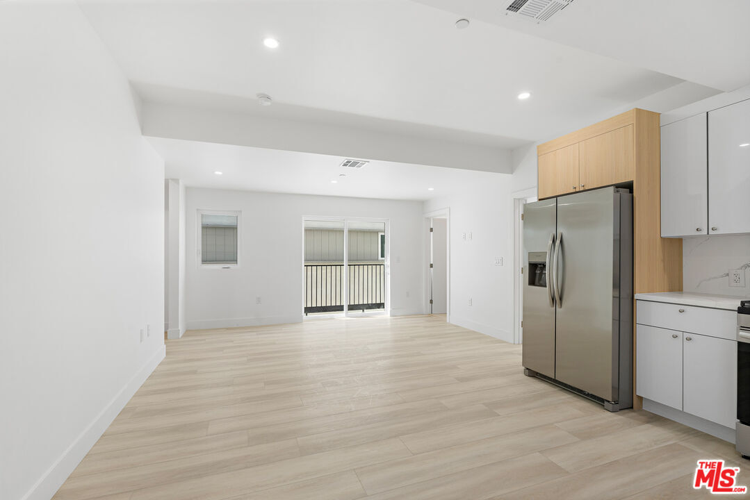 Primary Photo - 10957 Calvert St