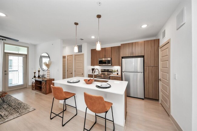 Building Photo - 4840 N Shepherd Dr