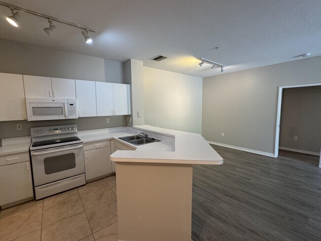 Building Photo - 605 Fairway Dr