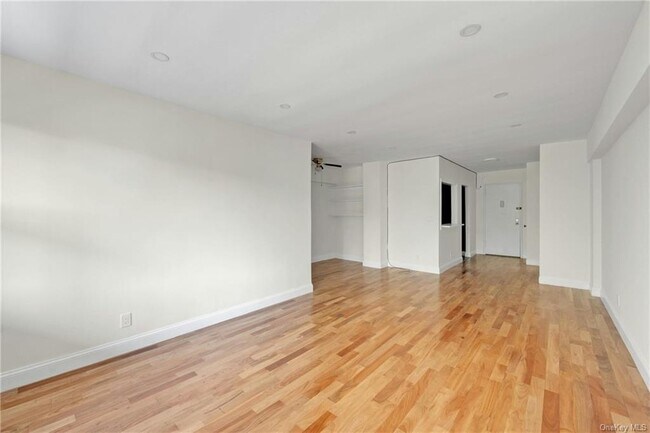 Building Photo - 640 Pelham Rd