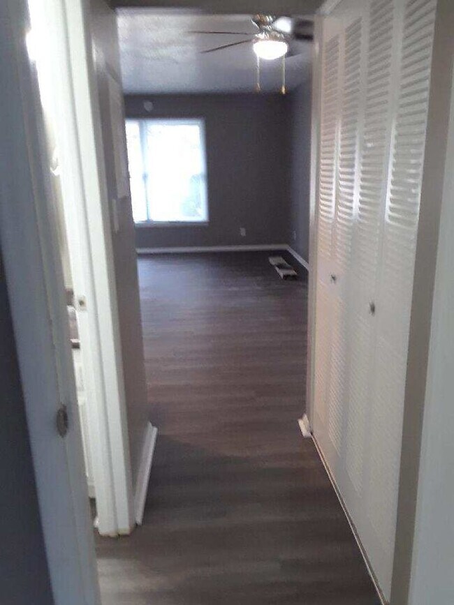 Building Photo - 1 bedroom duplex
