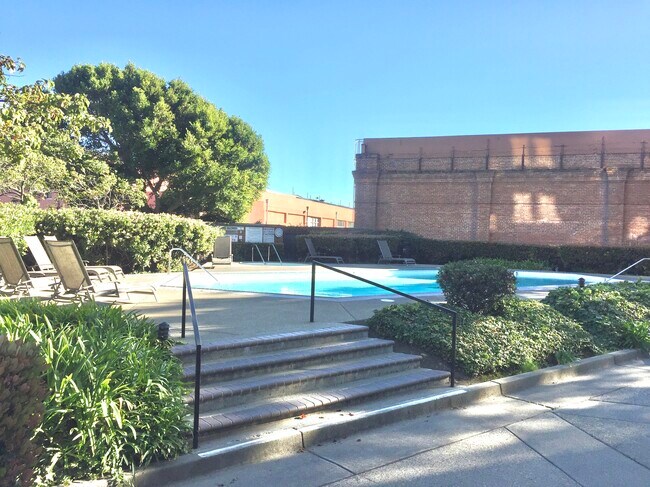 Foto del edificio - 6363 Christie Ave