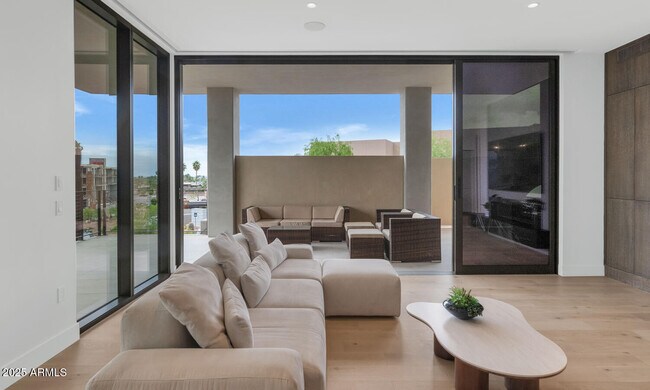 Foto del edificio - 5000 N Camelback Rdg Dr