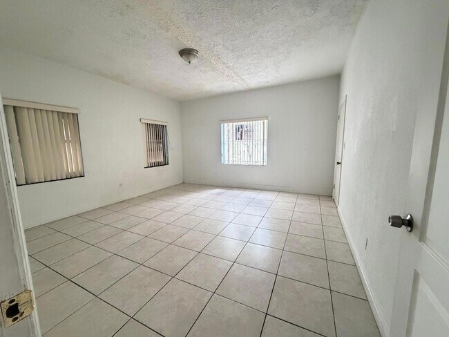 Foto del edificio - 313 N Krome Ave