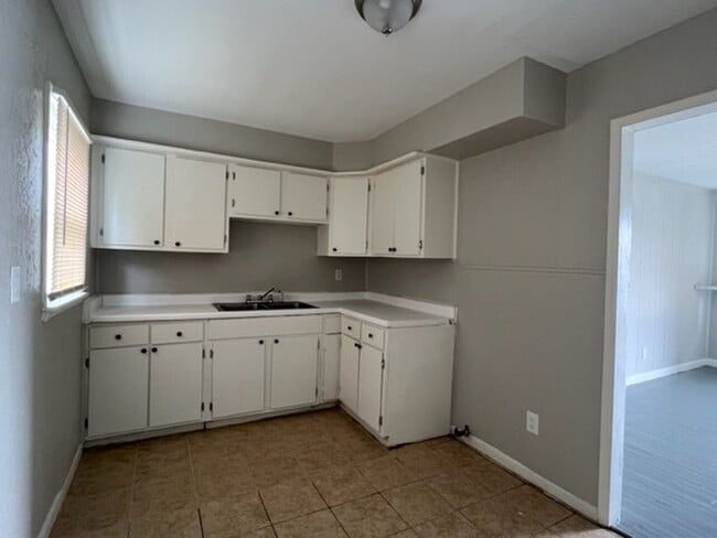 Building Photo - 824 NW 34th- AVAILABLE NOW!